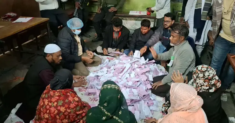 ভোটকেন্দ্রে চলছে ভোট গণনা